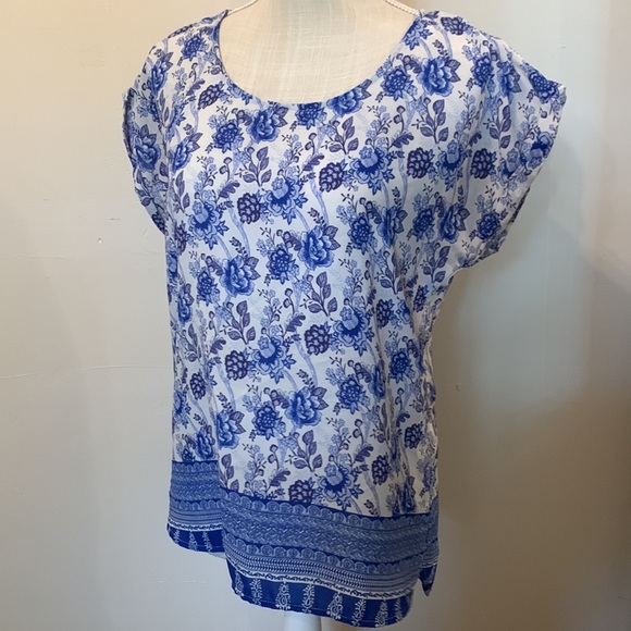💛 (5/$25) Blue Pattern Top - Picture 5 of 7